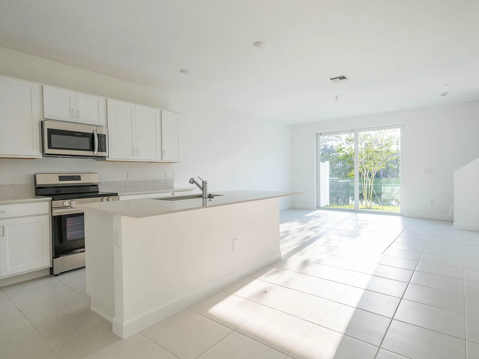 3 bed, 2.5 bath, 1635 sqft, $2,900 — Photo 2