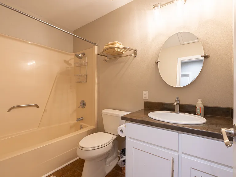 960 Springhill Dr — Photo 2