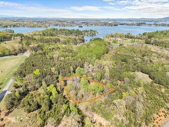 3rd image of 1 Lakestone Rd