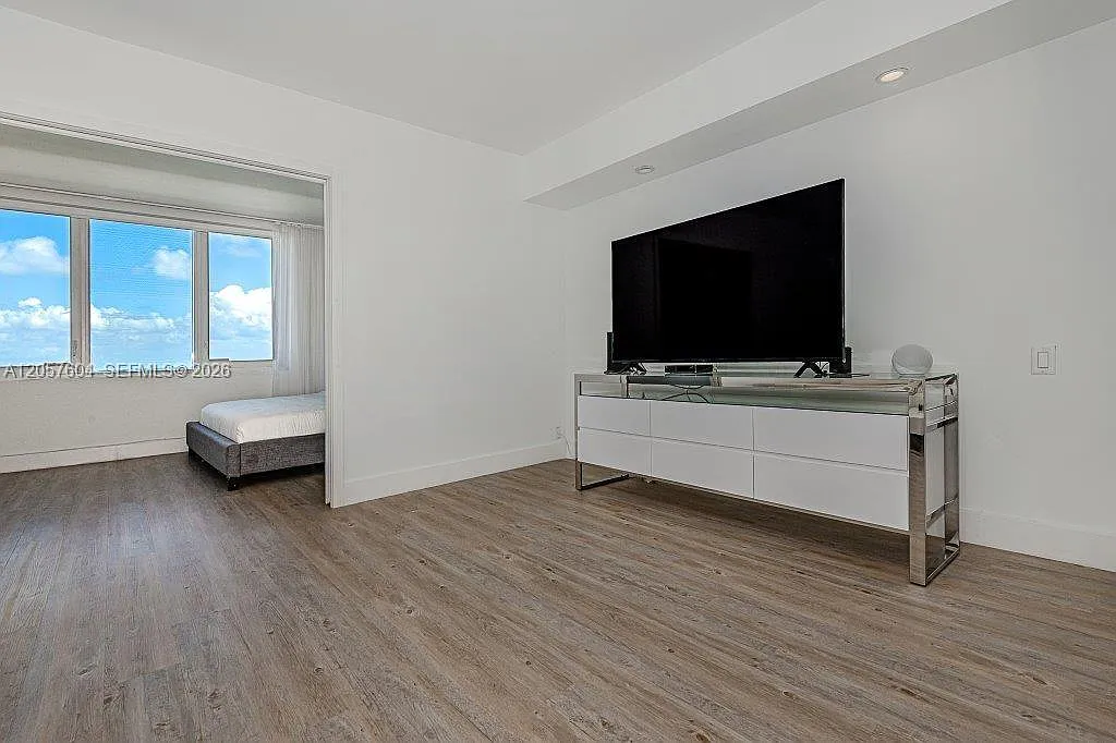 Roney Palace Condo — Photo 4