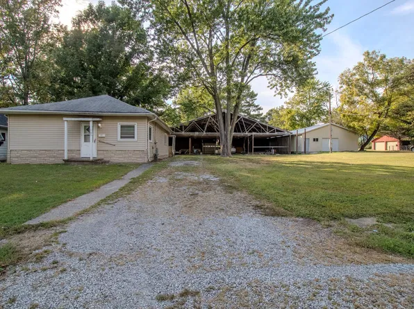 905 S McClelland St, West Frankfort, IL 62896