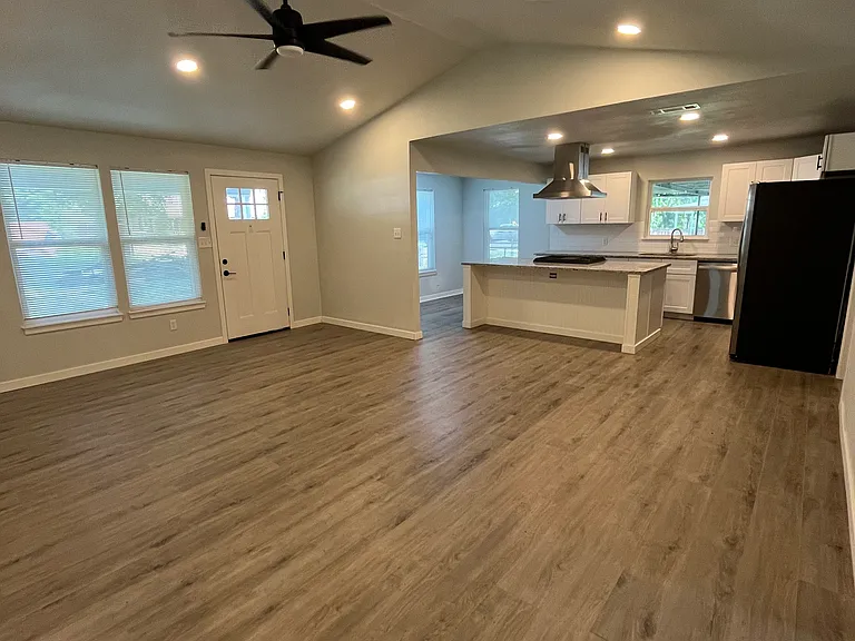 642 Astoria Ave — Photo 3