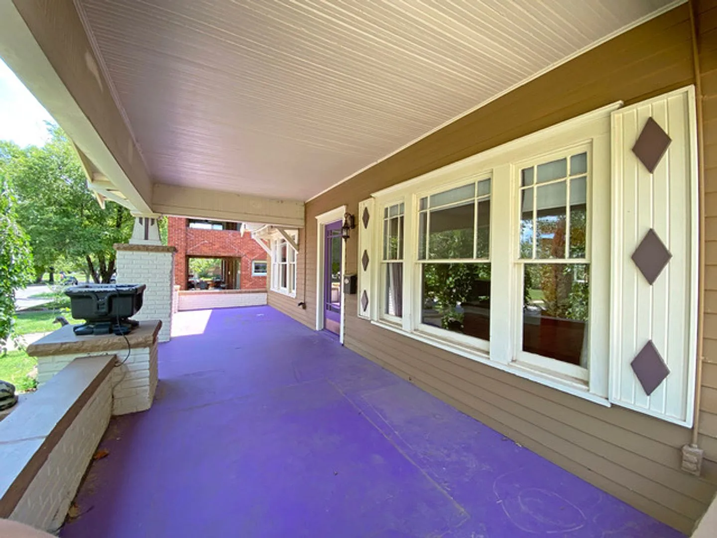 Charming 3 Bedroom Bungalow Style Home Located In Historic Mesta Park! — Photo 3