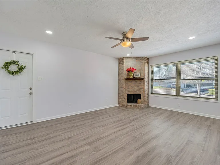 1428 Magnolia Dr — Photo 2