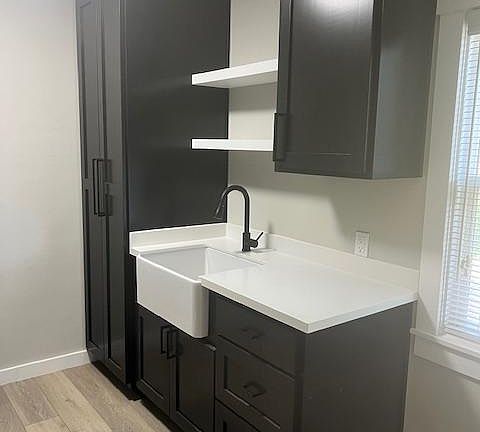 5th image of 560 Coombs St #10