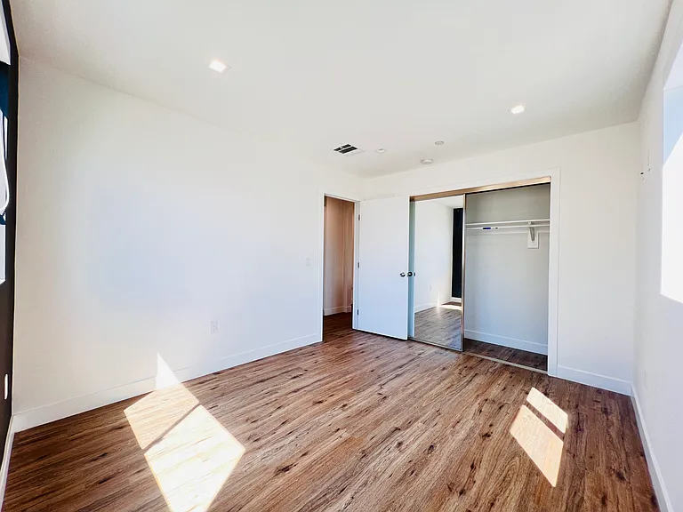 4572 Oakwood Ave — Photo 15