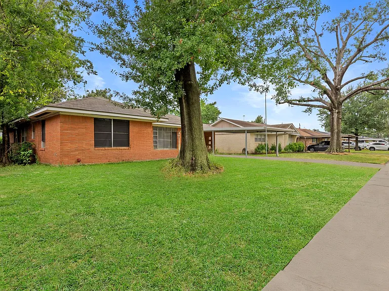1027 Stonecrest Dr — Photo 2