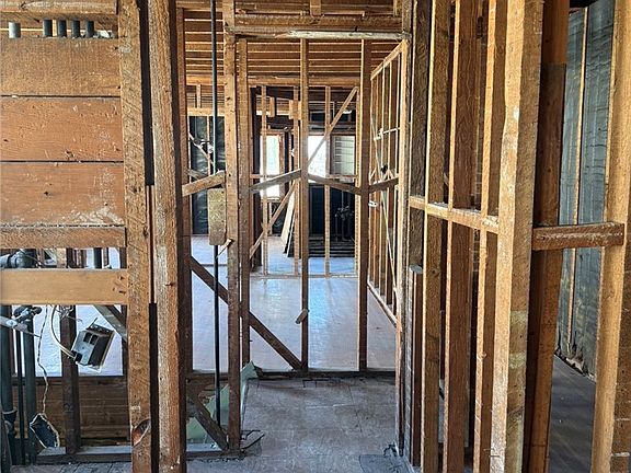 4th image of 328 N Mariposa Ave