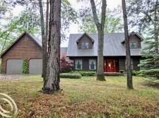 10423 Carmer Rd, Fenton, MI 48430