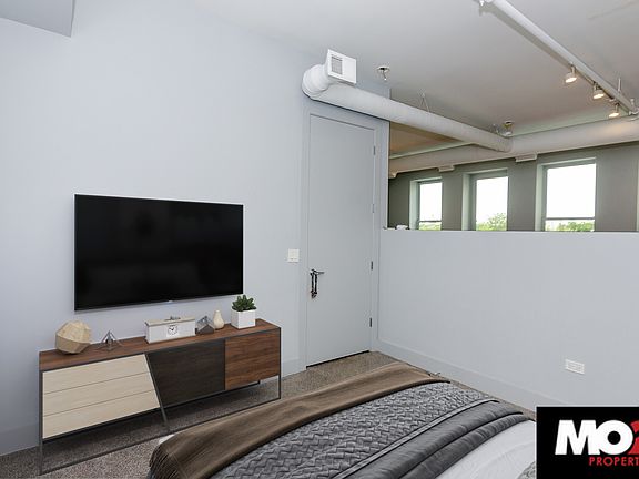 5th image of 1427 N Milwaukee Ave #404