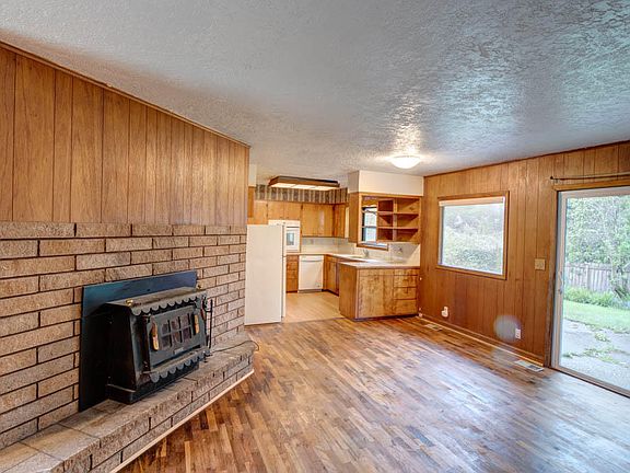 3rd image of 1921 NE Crestview Ct