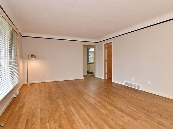 4th image of 6586 Queens Park Ave