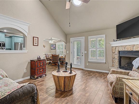 3rd image of 5 Queensborough Dr