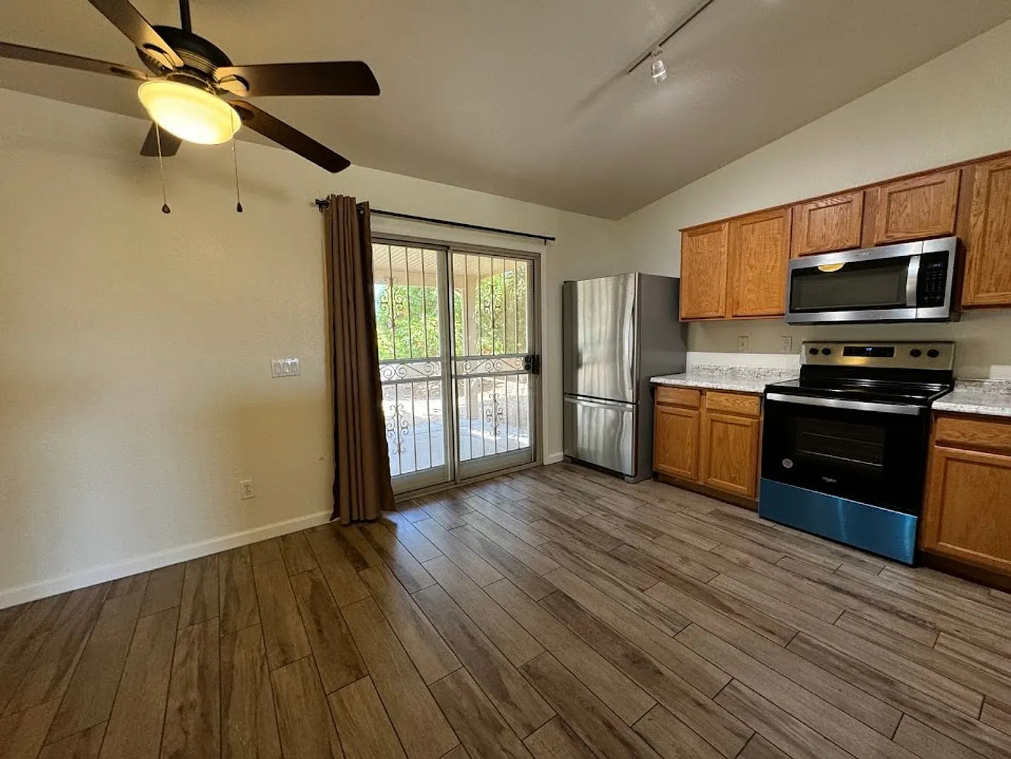 3 Bedroom Home No Neighbors Behind! — Photo 3