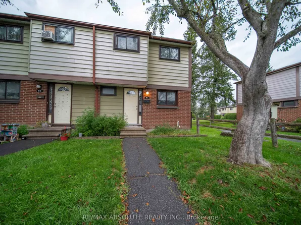 16 Knollsbrook Dr #A, Ottawa, ON K2J 1K8