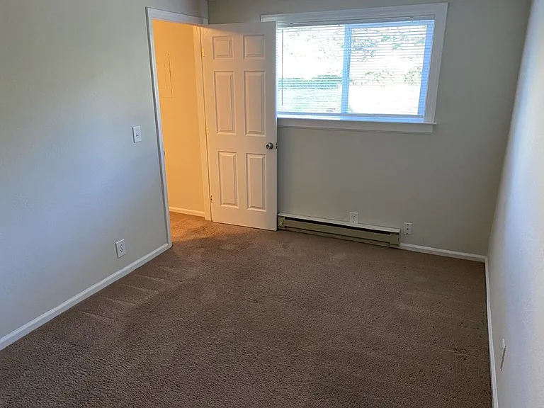 Adorable 1 Bedroom, 1 Bath Unit — Photo 12