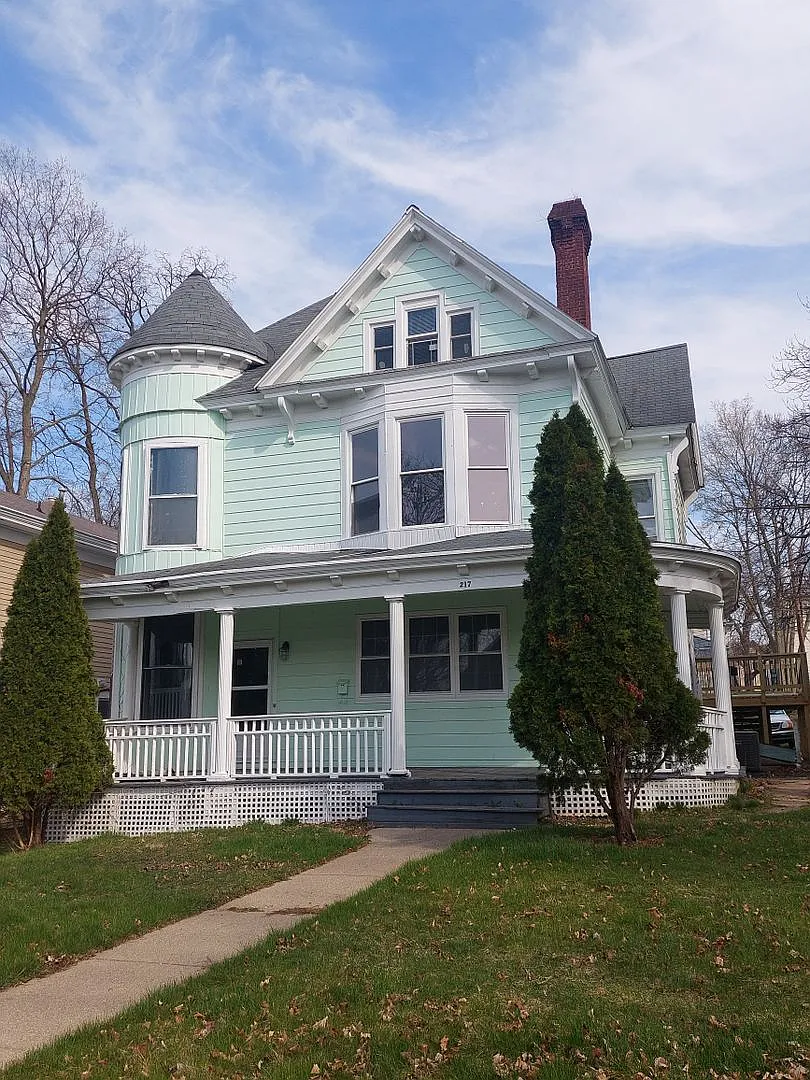 217 Perrin — Photo 1