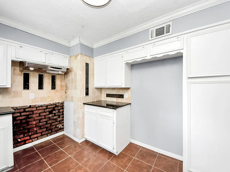2513 Leslie St — Photo 12