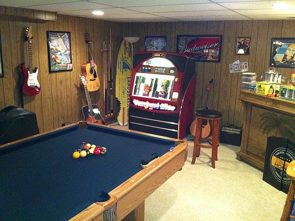 Rec room w/pool table & bar
