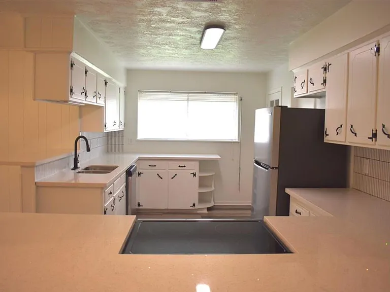 2628 Dupont St — Photo 9