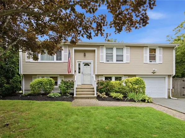 30 Lock Ln, Portsmouth, RI 02871