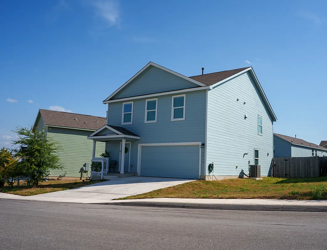 4 bed, 2.5 bath, 1950 sqft, $1,850 — Photo 2