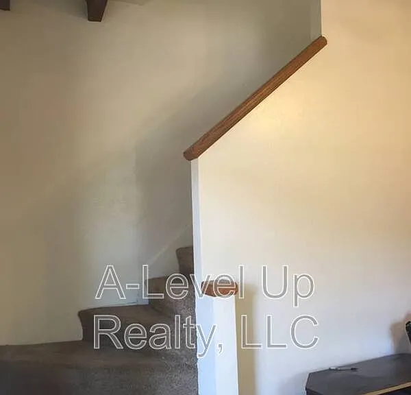 723 E 6th St — Photo 10