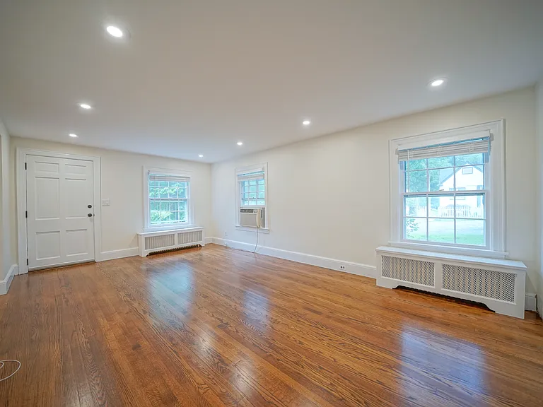 16 Brook St — Photo 15