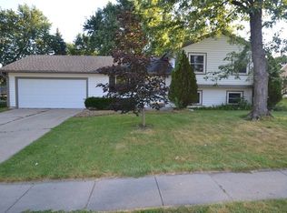 5212 W Dartmoor Dr, McHenry, IL 60050