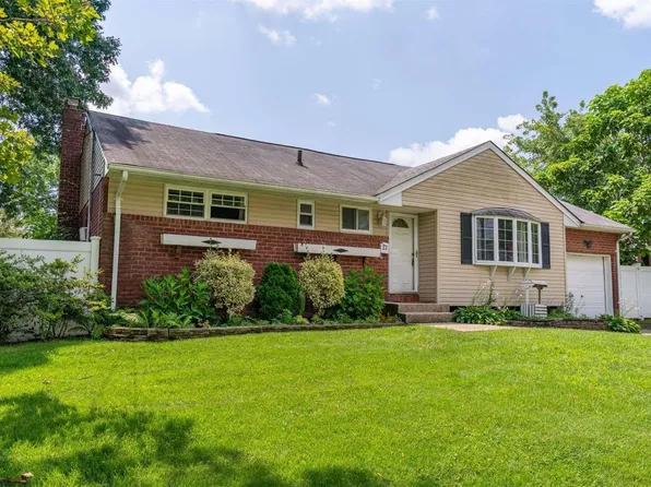 22 Rosalie Place, Commack, NY 11725