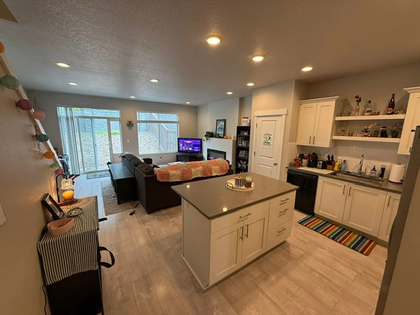 Air Conditioned 3 Bed 2.5 Bath — Photo 2