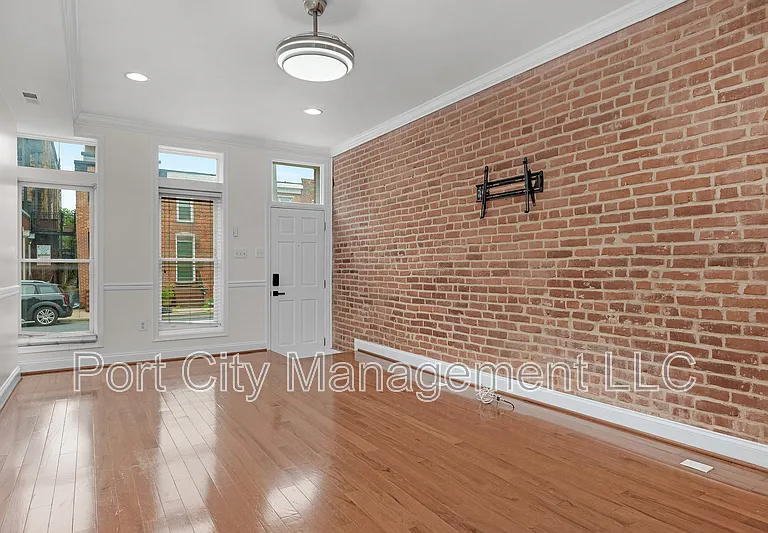 2 W Clement St — Photo 5