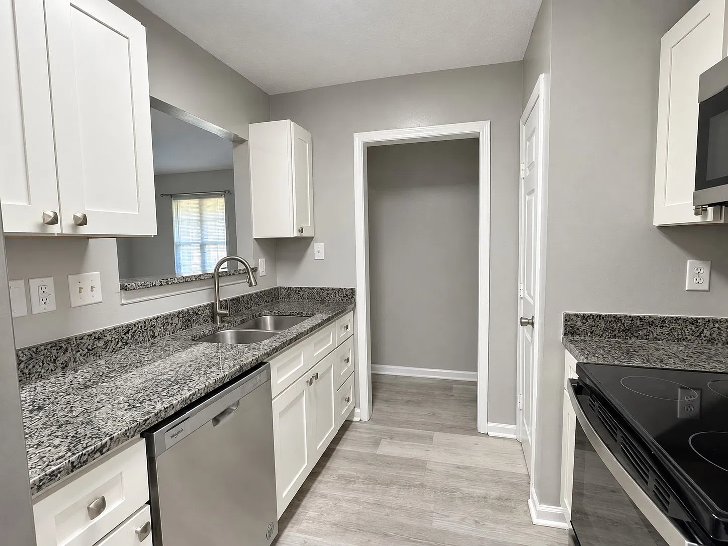 3 bed, 1080 sqft, $1,615 — Photo 4