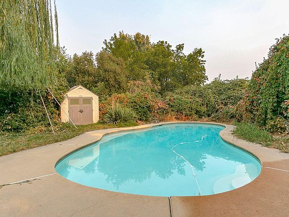 3rd image of 5693/5695 Pleasant View Dr