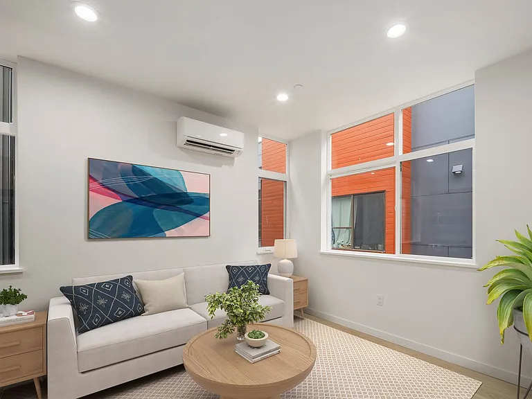 546 S Cloverdale St #D — Photo 5