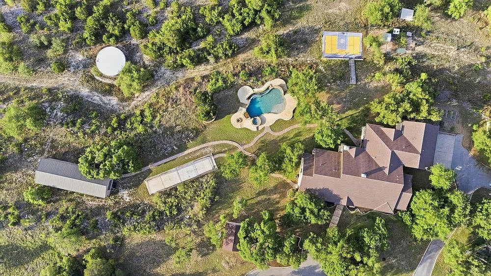 5 bed, 4.5 bath, 5886 sqft, $15,000 — Photo 3