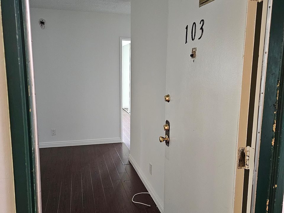 1st image of 6121 Woodman Ave #103