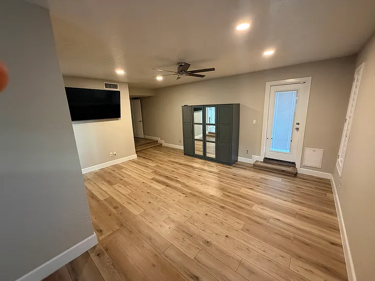 910 E Beck Ln — Photo 22