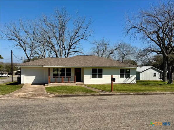 121 N Avenue C, Shiner, TX 77984