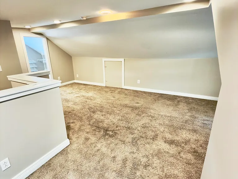 2125 Crittenden Dr — Photo 12