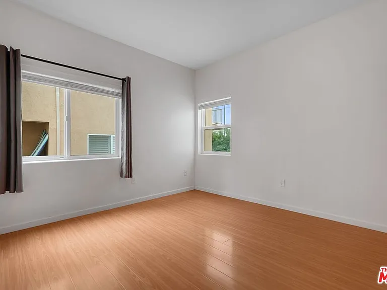 1743 S Barrington Ave — Photo 16