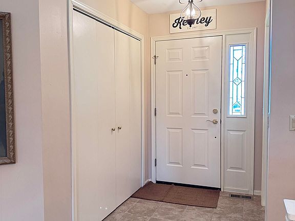 2nd image of 913 Bayberry Ln