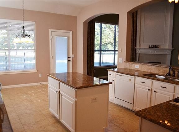 4th image of 2400 Watercrest Dr