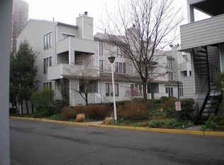 812 Topsail Ln, Secaucus, NJ 07094