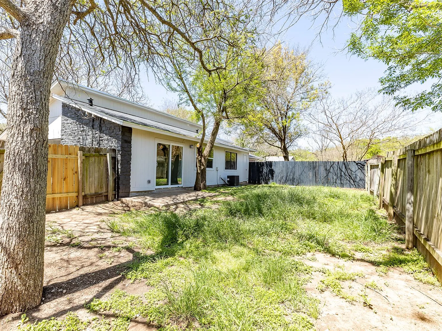 3 bed, 2.0 bath, 2098 sqft, $1,700 — Photo 3