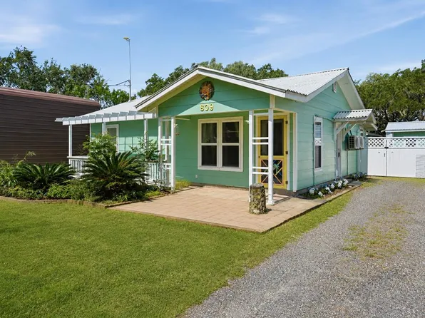 809 N Kossuth St, Rockport, TX 78382
