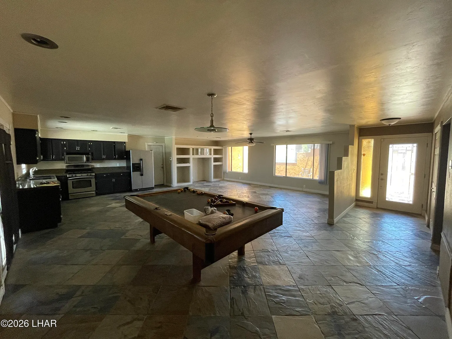3 bed, 2.0 bath, 2164 sqft, $1,725 — Photo 2