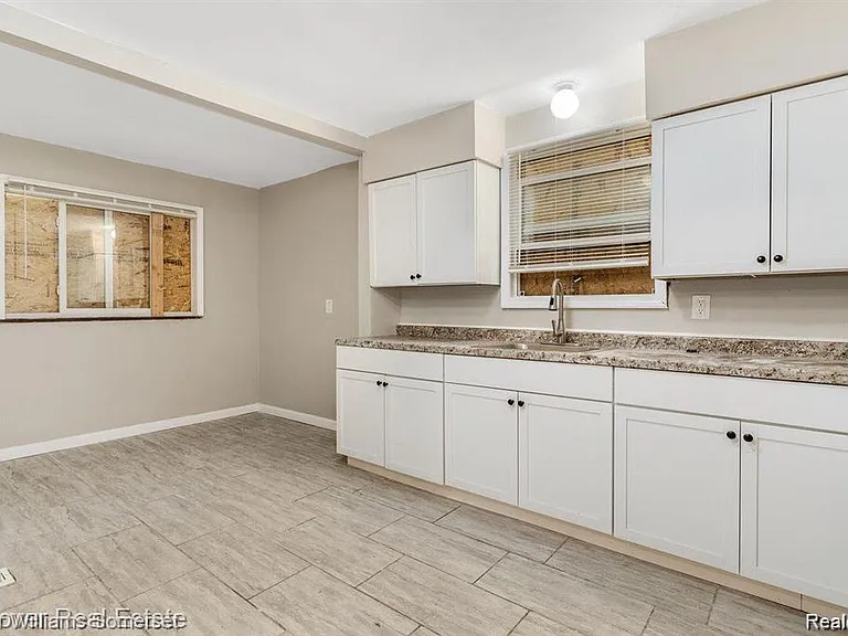 5574 Buckingham Ave — Photo 9