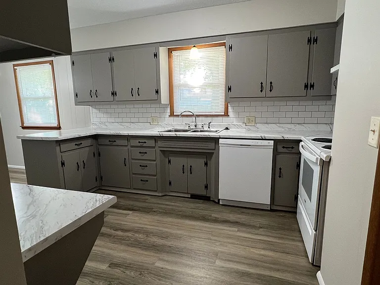 2430 S Kickapoo Ave — Photo 5