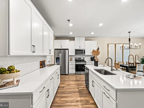 3 Four Leaf Dr, Downingtown, PA 19335